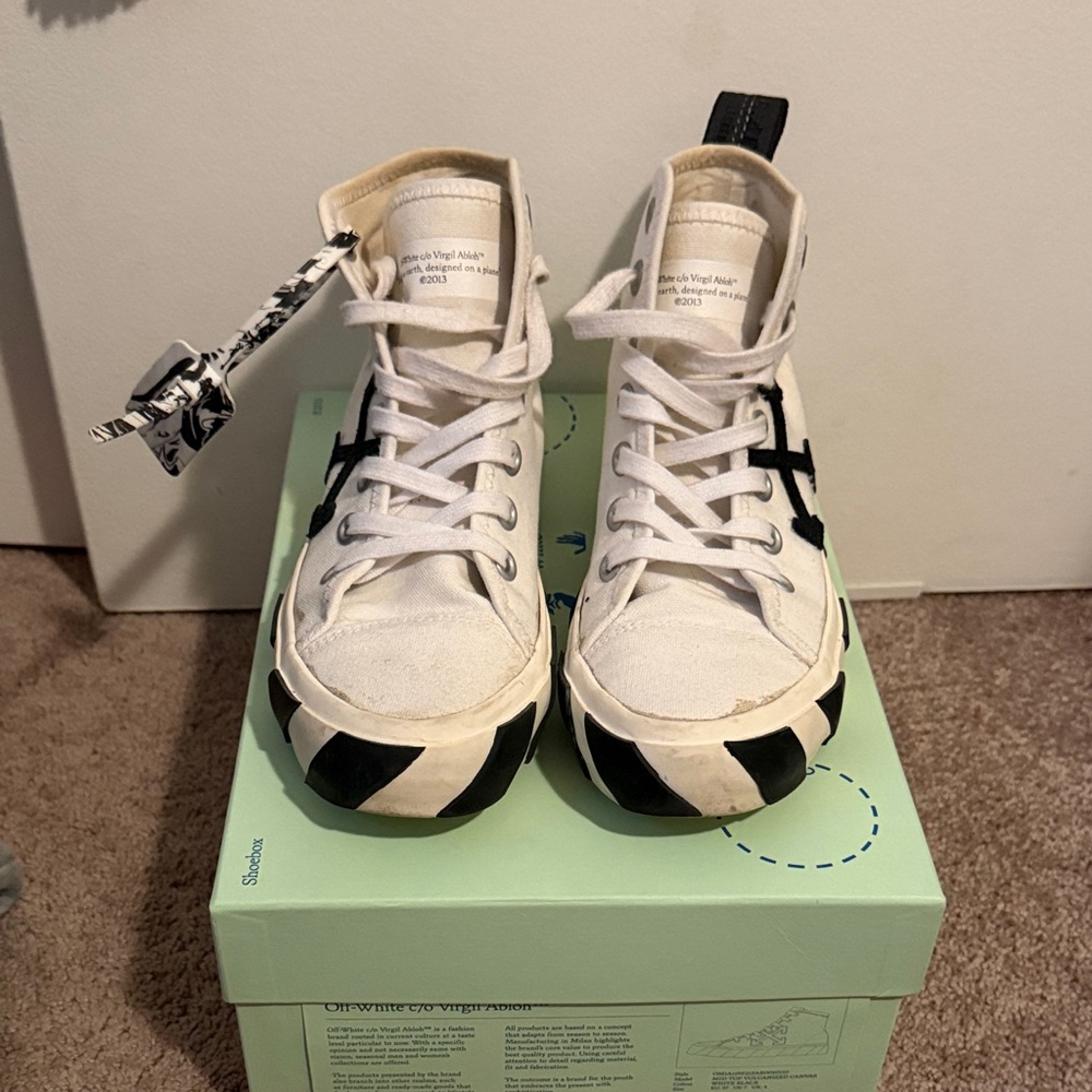Off-White Black and White High-Top Size: 37